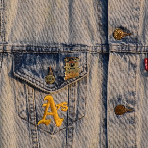 Levi’s Sleeveless Denim Painted - Oakland A’s - Picture 2 of 3